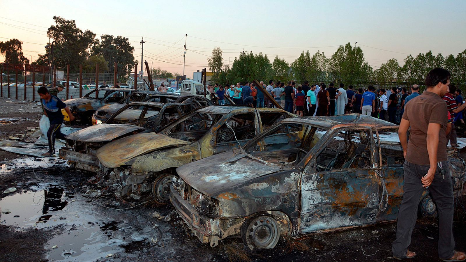 Lugar de la explosión de un coche bomba en el distrito de Habibiya en Bagdad