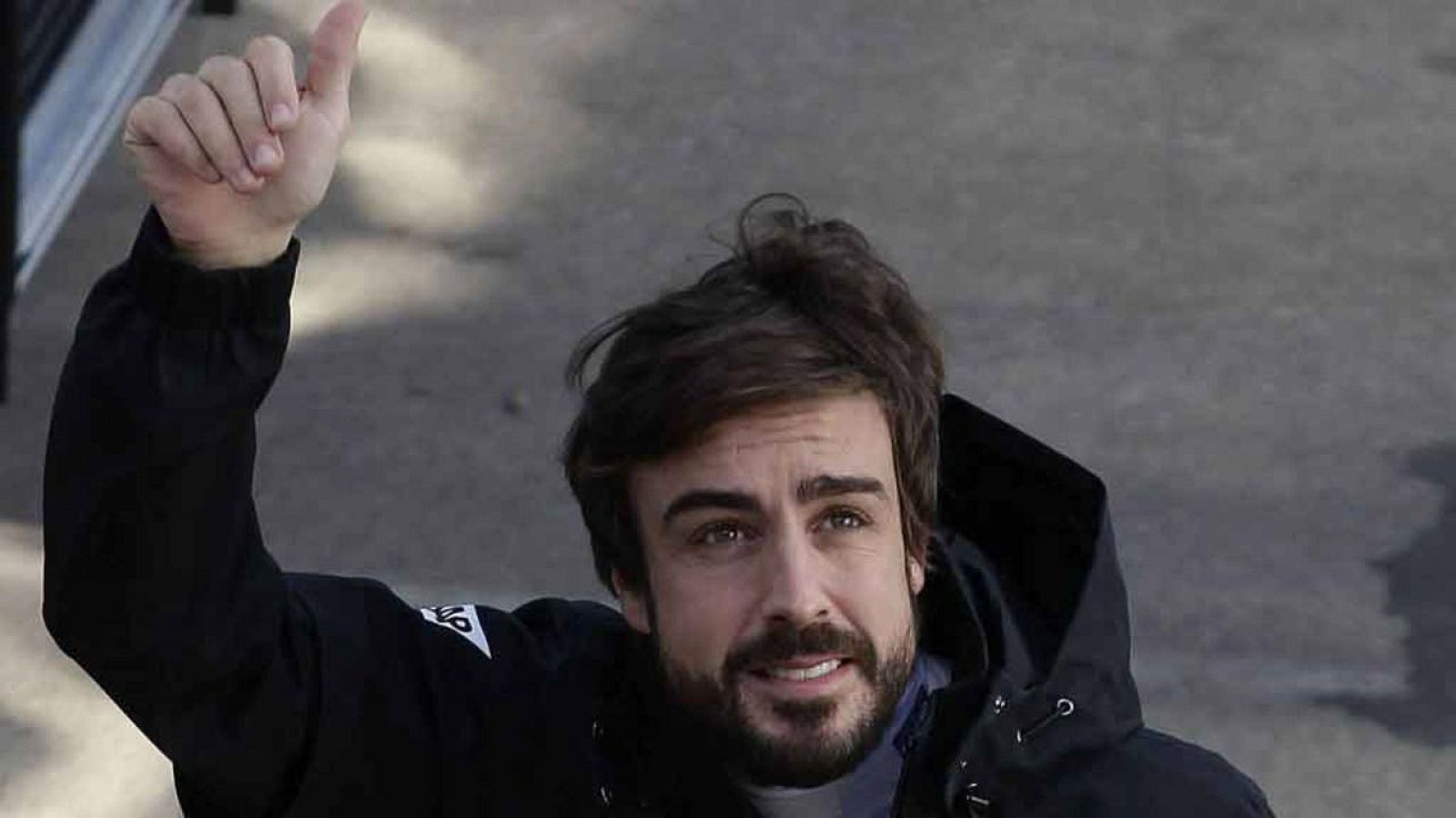 Fernando Alonso saluda a los aficionados