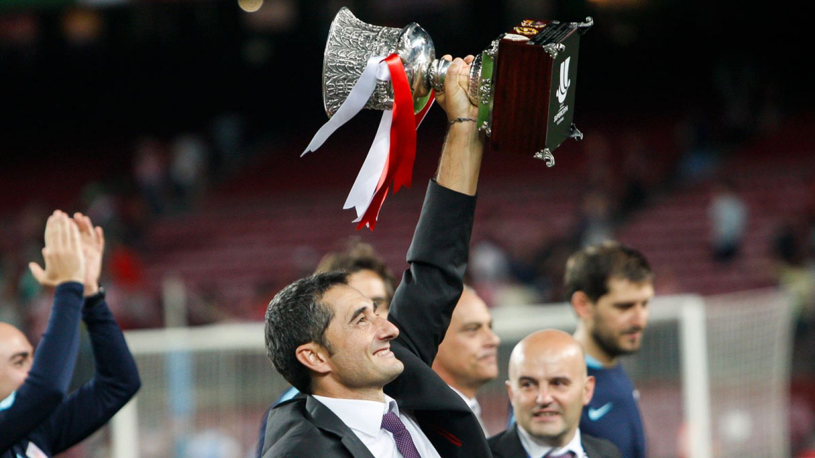 El entrenador del Athletic Club, Ernesto Valverde, levanta la Supercopa de España.