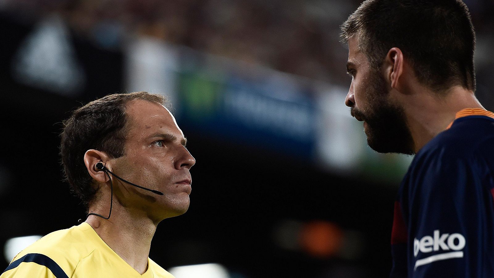 Gerard Piqué, con el linier en la Supercopa.