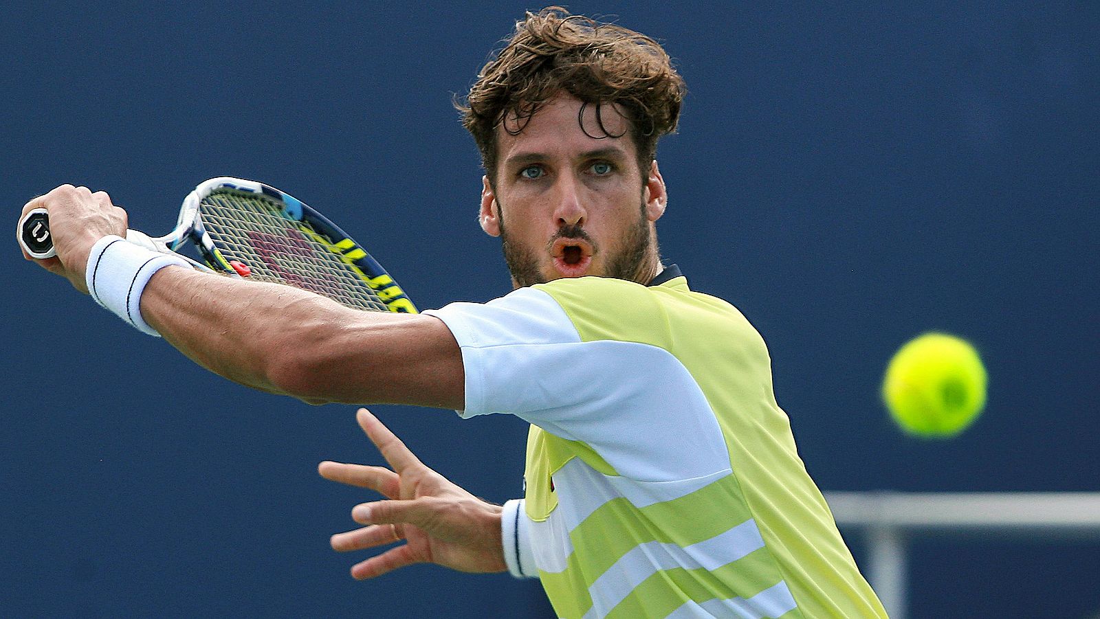 Feliciano López devuelve una bola en su partido contra Raonic en Cincinnati.