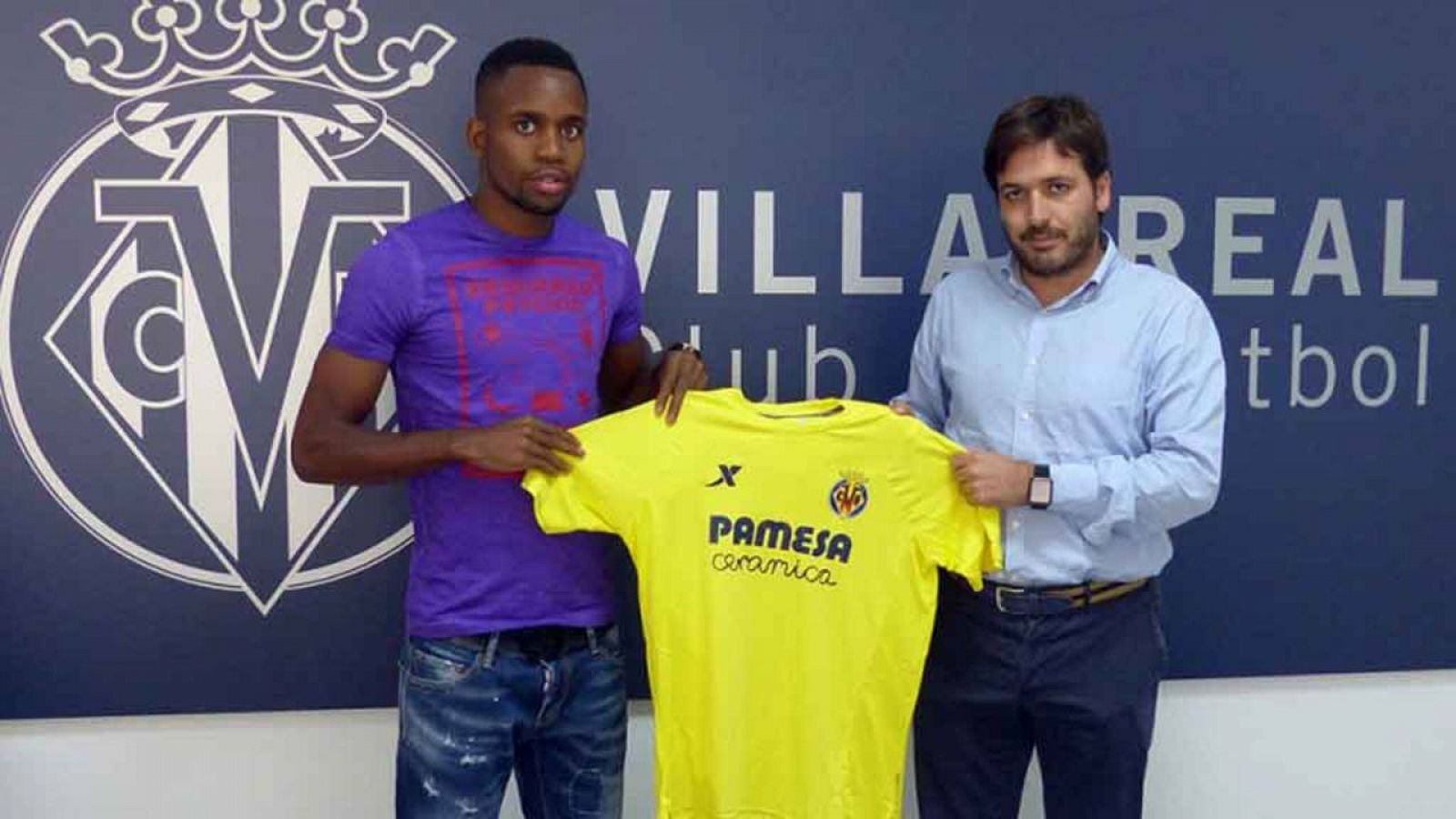 El delantero franco-congoleño Bakambu, en su presentación como nuevo jugador del Villarreal