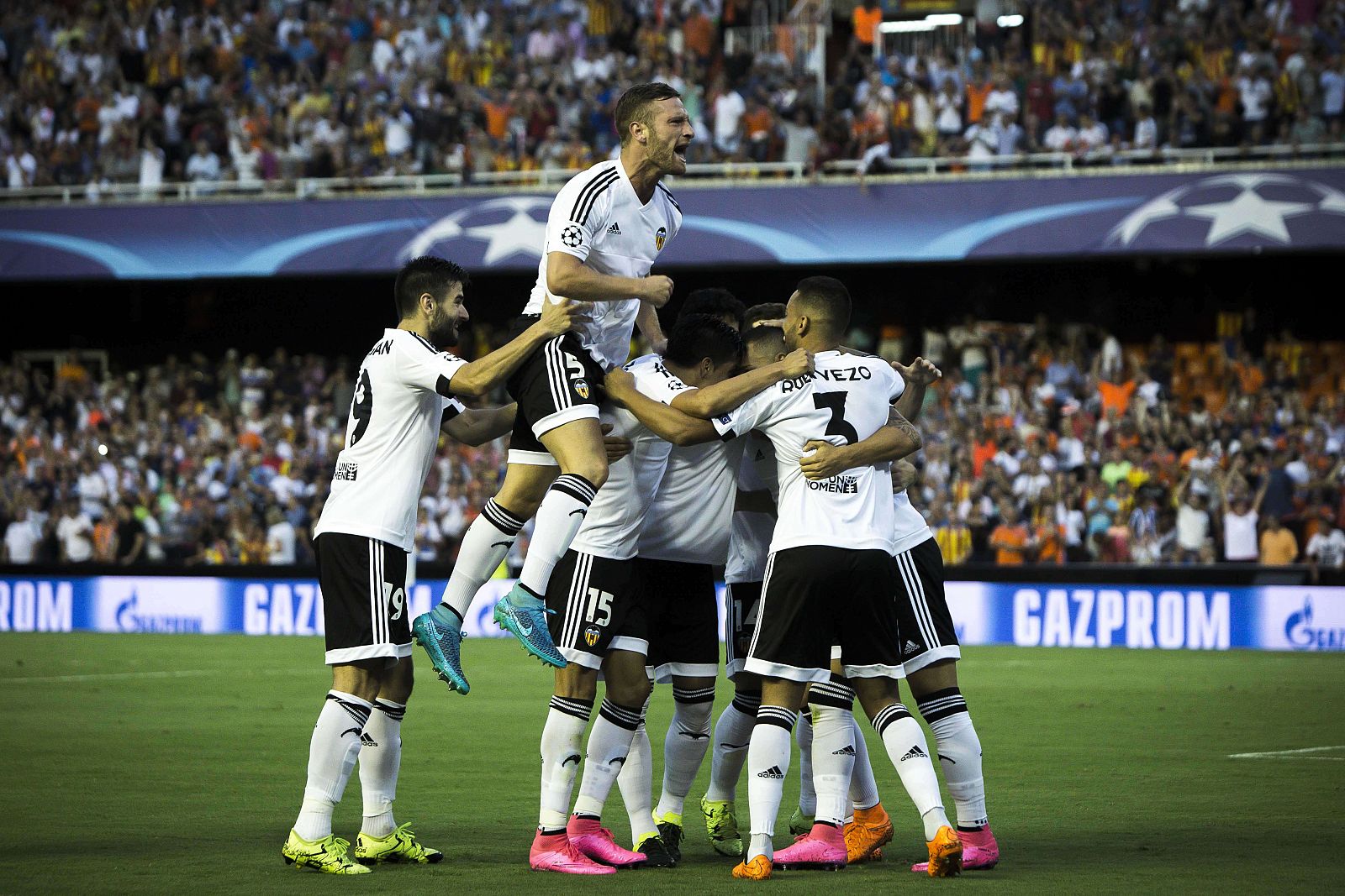 Los jugadores del Valencia celebran el primer gol ante el Mónaco.