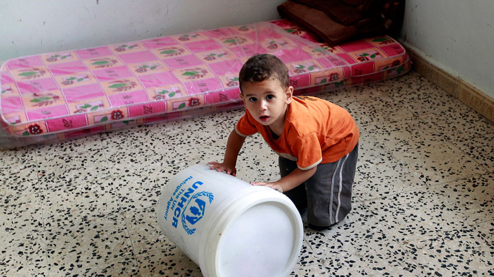 Un niño yemení juega en un refugio en la capital del país, Saná