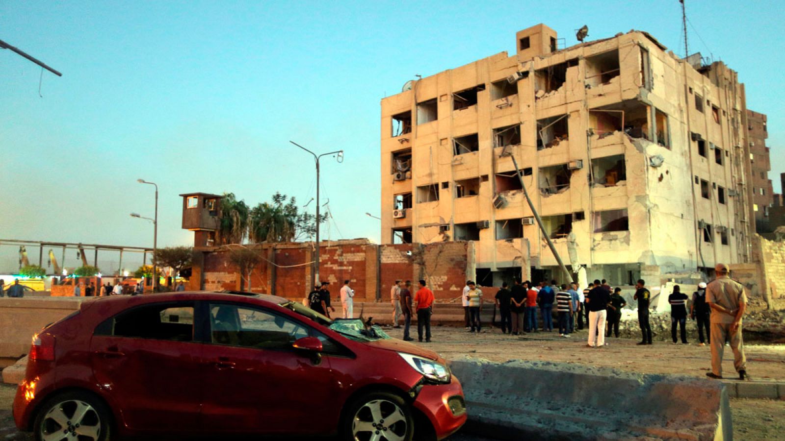 Fotografía de la escena donde estalló un coche bomba cerca a un edificio de seguridad nacional en El Cairo.