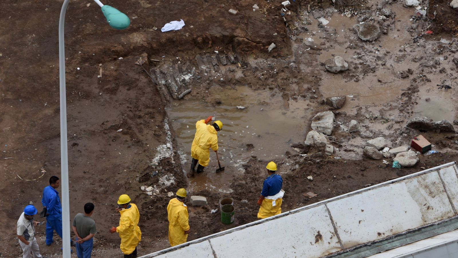 Tareas de limpieza el miércoles en una zona contaminada por las explosiones en Tianjin