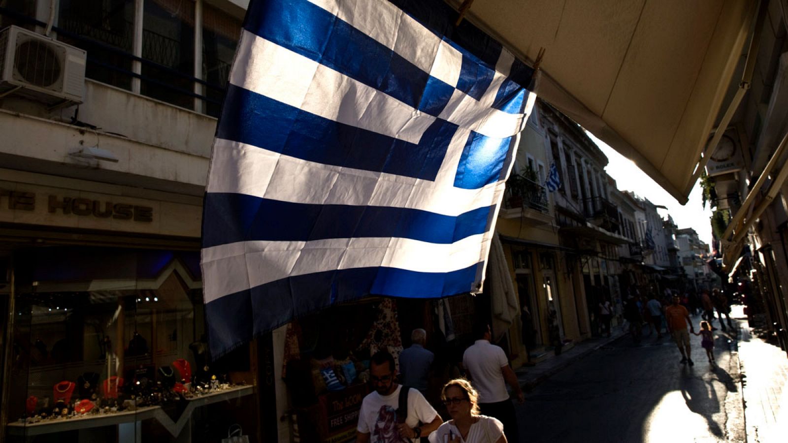 Imagen de archivo de una bandera griega en una calle de Atenas