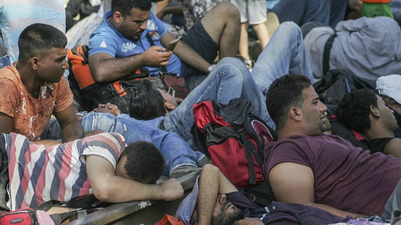 Refugiados sirios descansan en la estación de Eidomeni al norte de Grecia cerca de la frontera con Macedonia