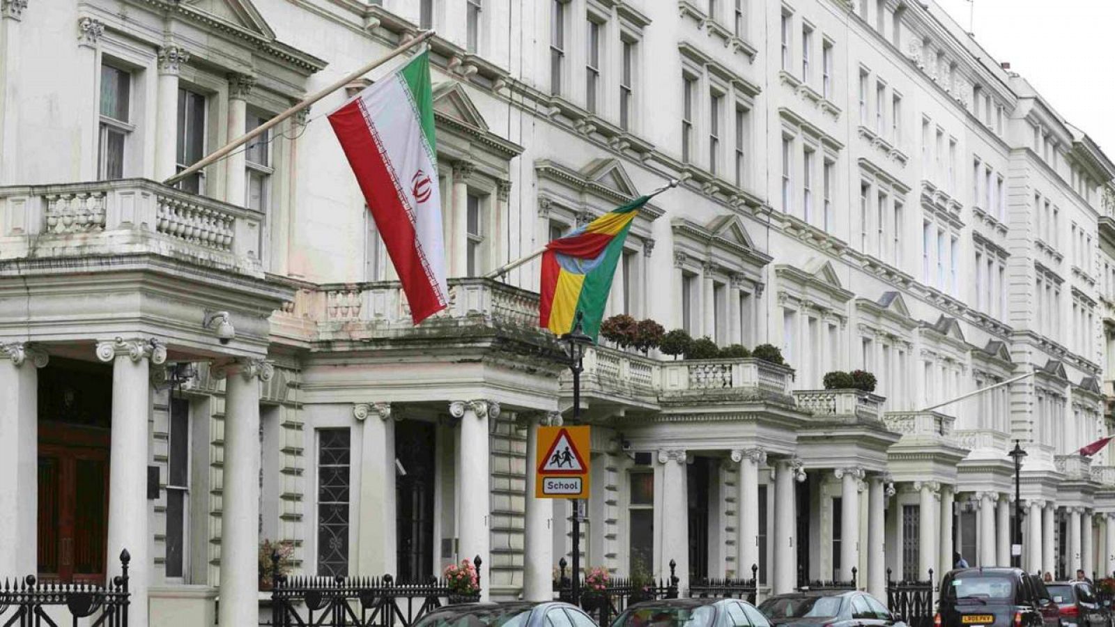 La bandera de Irán (izquierda) ondea en la embajada en Londres