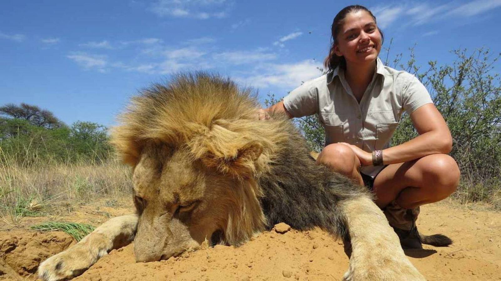 La cazadora Michaela Fialiva posa con un león recién abatido