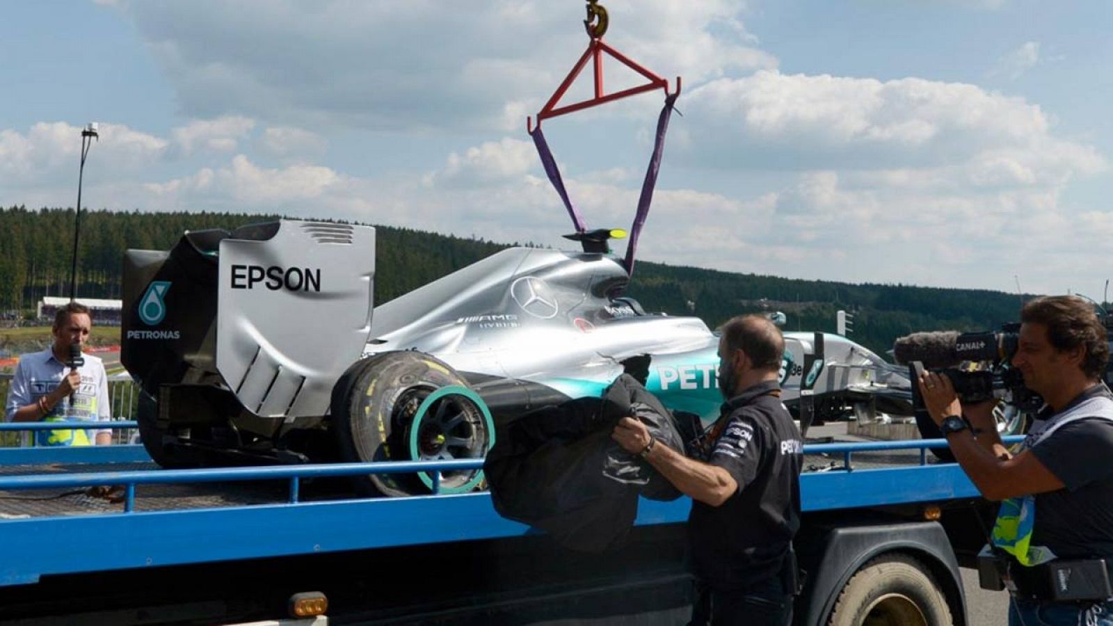 Imagen del Mercedes de Rosberg tras sufrir un reventón.