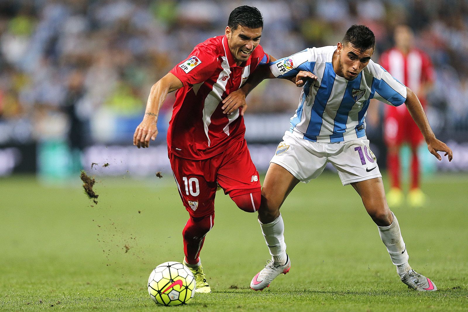 José Antonio Reyes (i) lucha el balón ante el centrocamista portugués del Málaga Ricardo Horta (d).