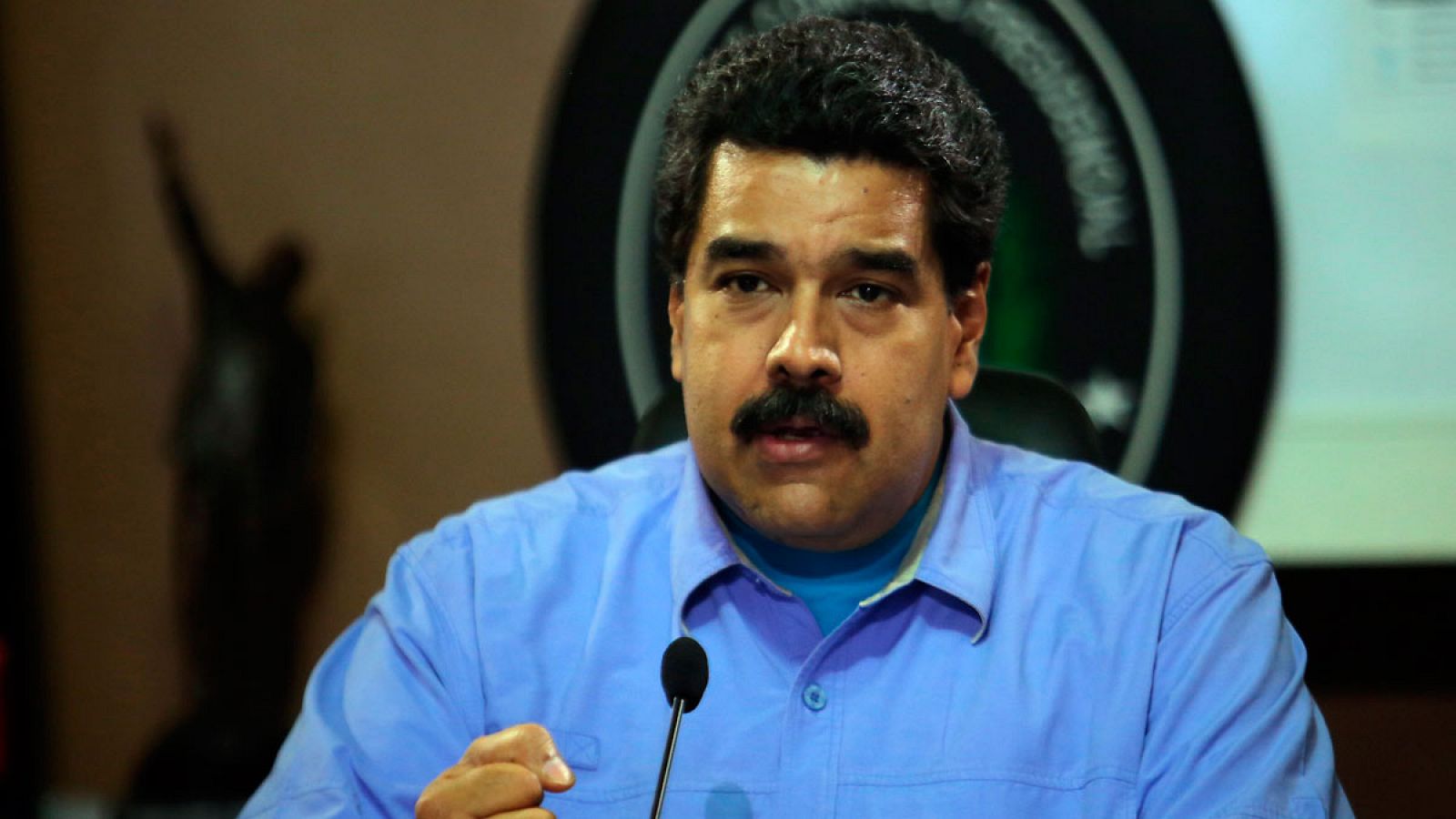 Fotografía cedida por prensa de Miraflores donde se observa al presidente de Venezuela, Nicolás Maduro, en unareunión en el palacio presidencial con parte de su gabinete de gobierno.