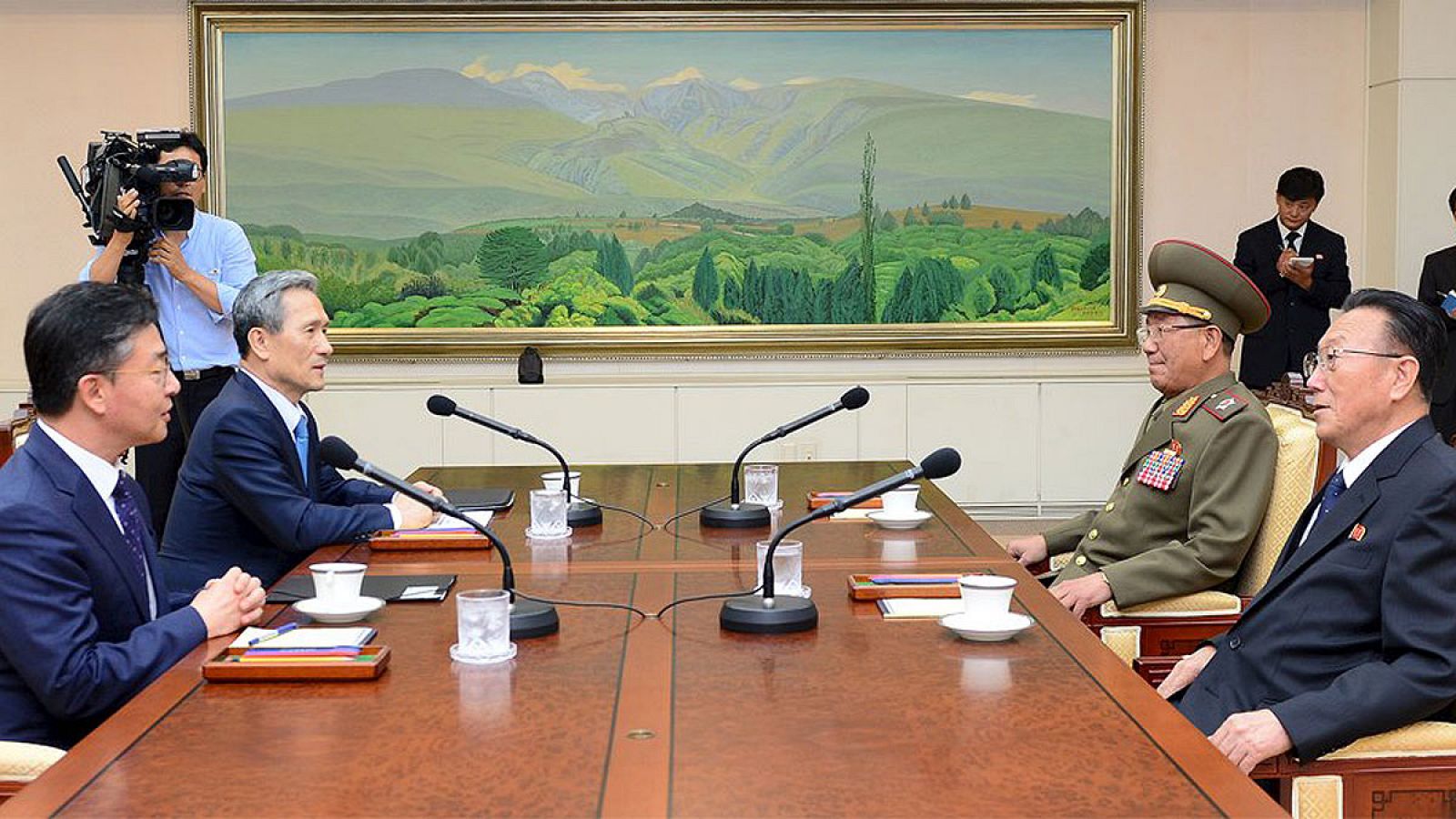 Líderes de las dos Coreas negocian el pasado agosto ante la tensión militar.