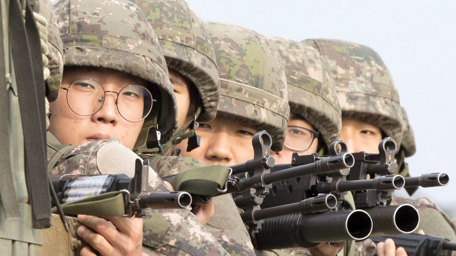 Soldados surocreanos patrullan cerca de la frontera con Corea del Norte en Paju