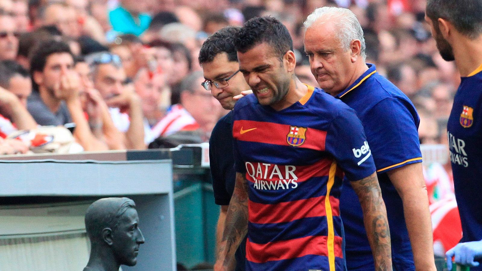 Dani Alves abandona el choque contra el Athletic lesionado.