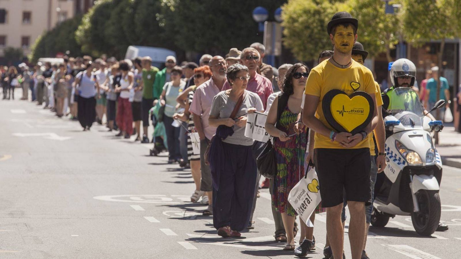 Cadena humana organizada en Vitoria en junio a favor de los presos de ETA (Archivo)