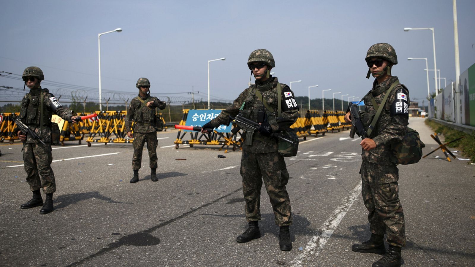 Soldados surcoreanos montan guardia junto al Puente de la Reunificación que conduce a la ciudad de Panmunjom.