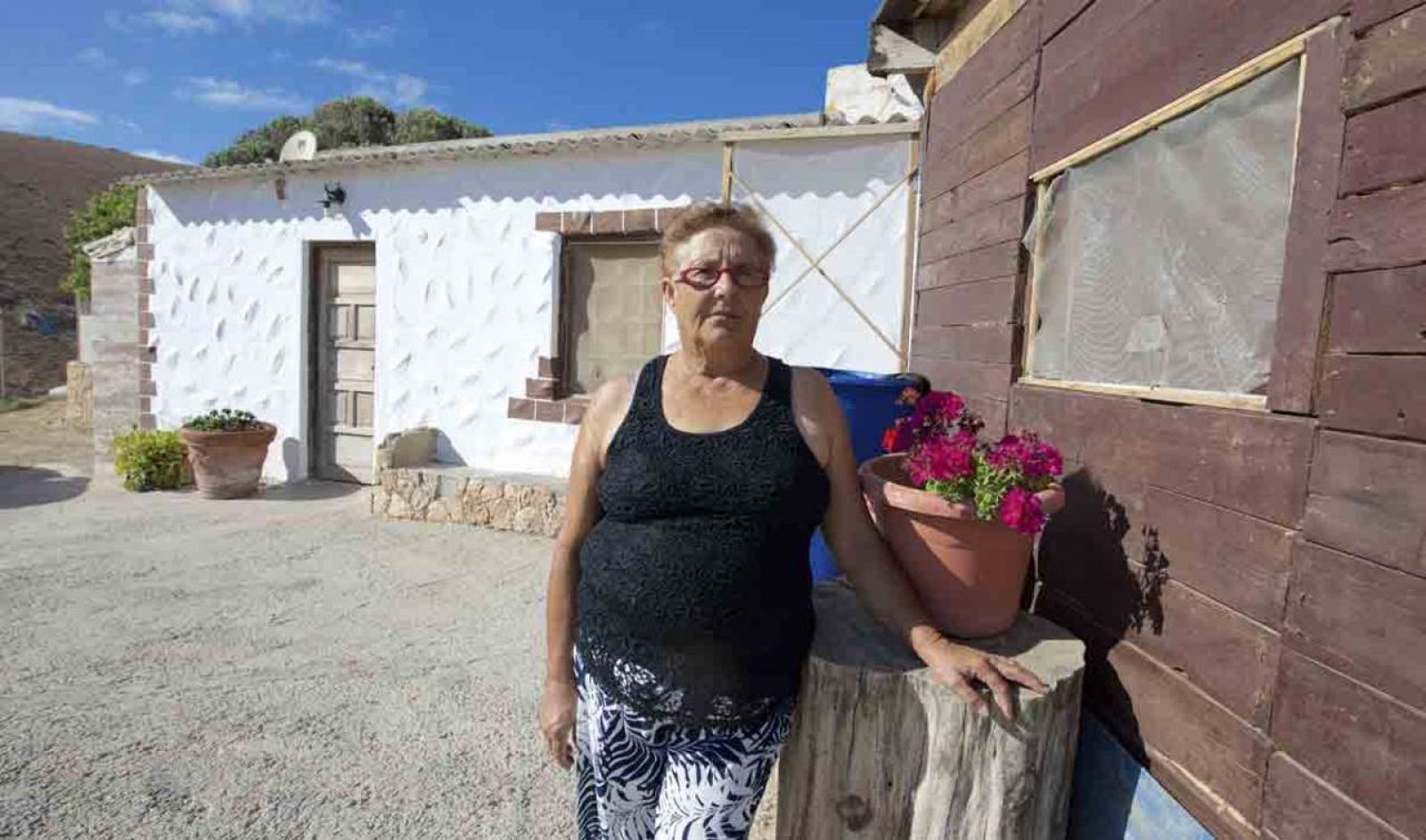Josefa Hernández, de 62 años, posa en el exterior de su vivienda construida en el Parque Rural de Betancuria, en Fuerteventura