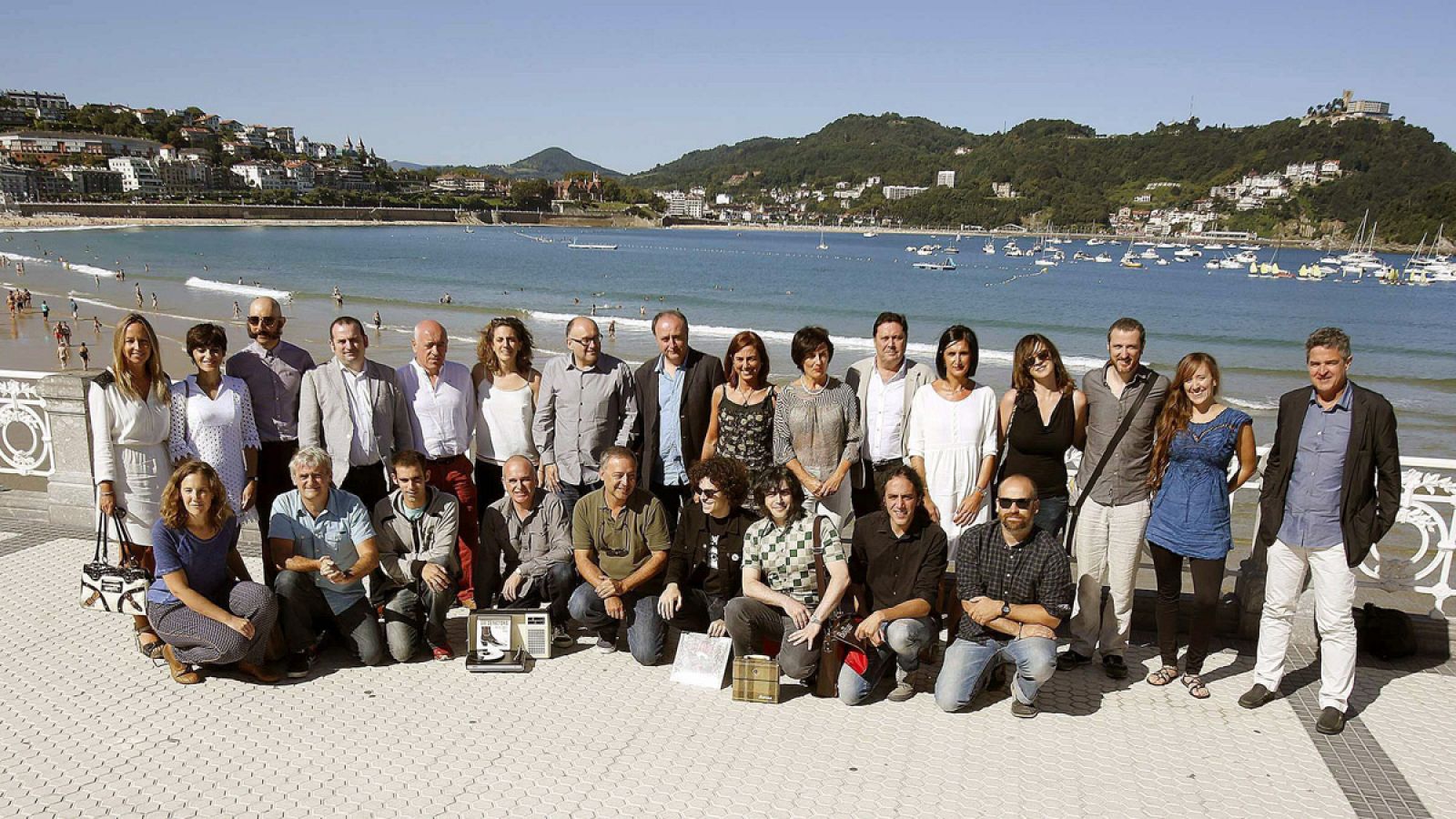 Responsables del Festival de San Sebastián y varios colaboradores posan después de la rueda de prensa de presentación del cine vasco