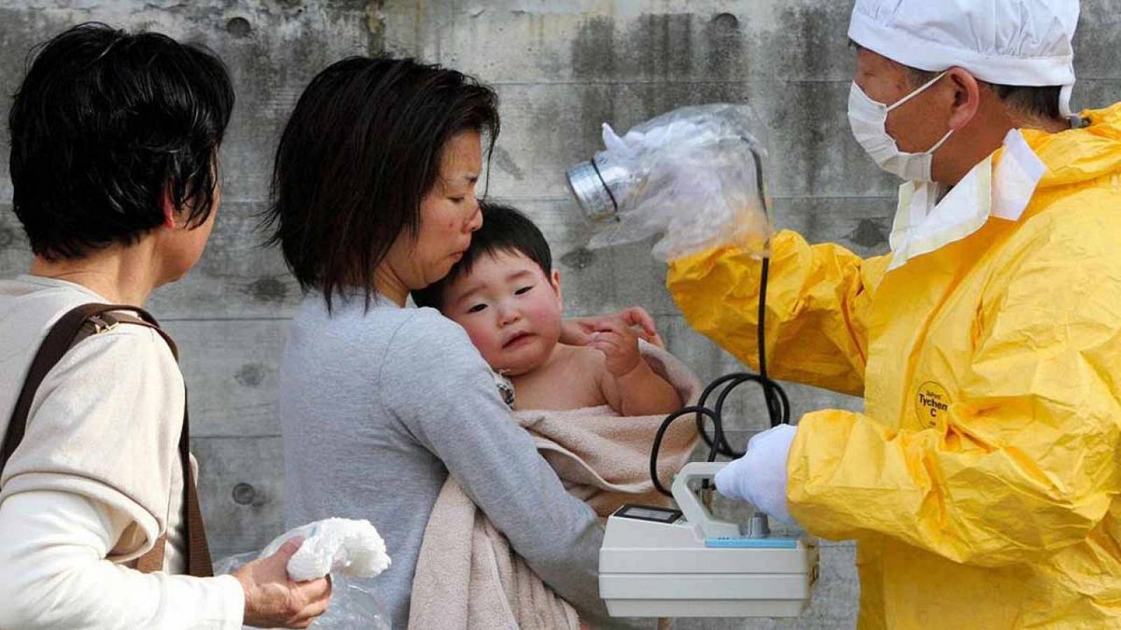 Personal médico comprueba los niveles de radiación de una mujer y su hijo en Kawamata en la región de Fukushima (Japón)