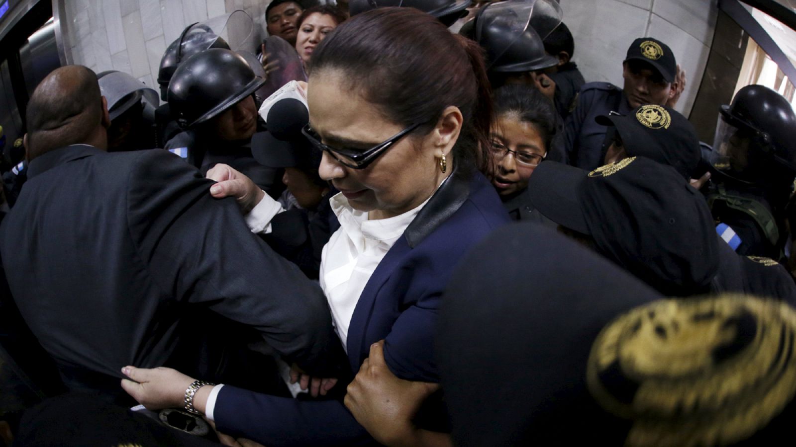 La ex vicepresidenta de Guatemala Roxana Baldetti es escoltada tras una audiencia judicial