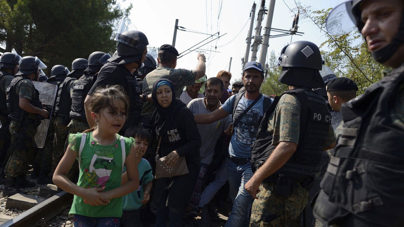 Inmigrantes cruzan la frontera entre Macedonia y Grecia en Gevgelija (Macedonia) este miércoles