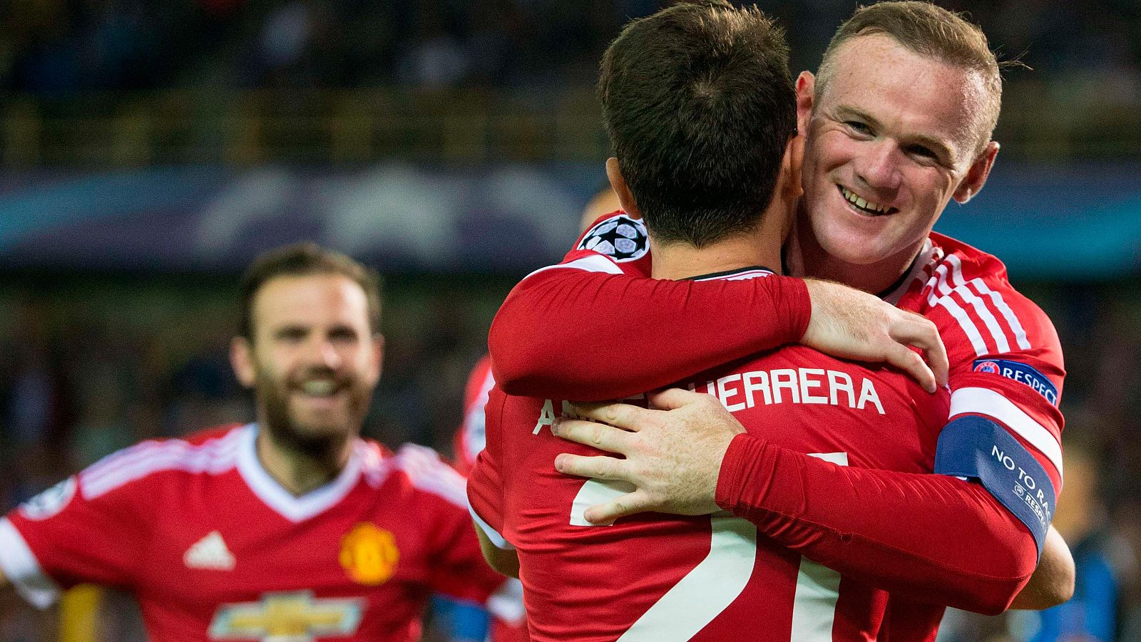 Rooney celebra uno de los goles del United con Ander Herrera en presencia de Mata