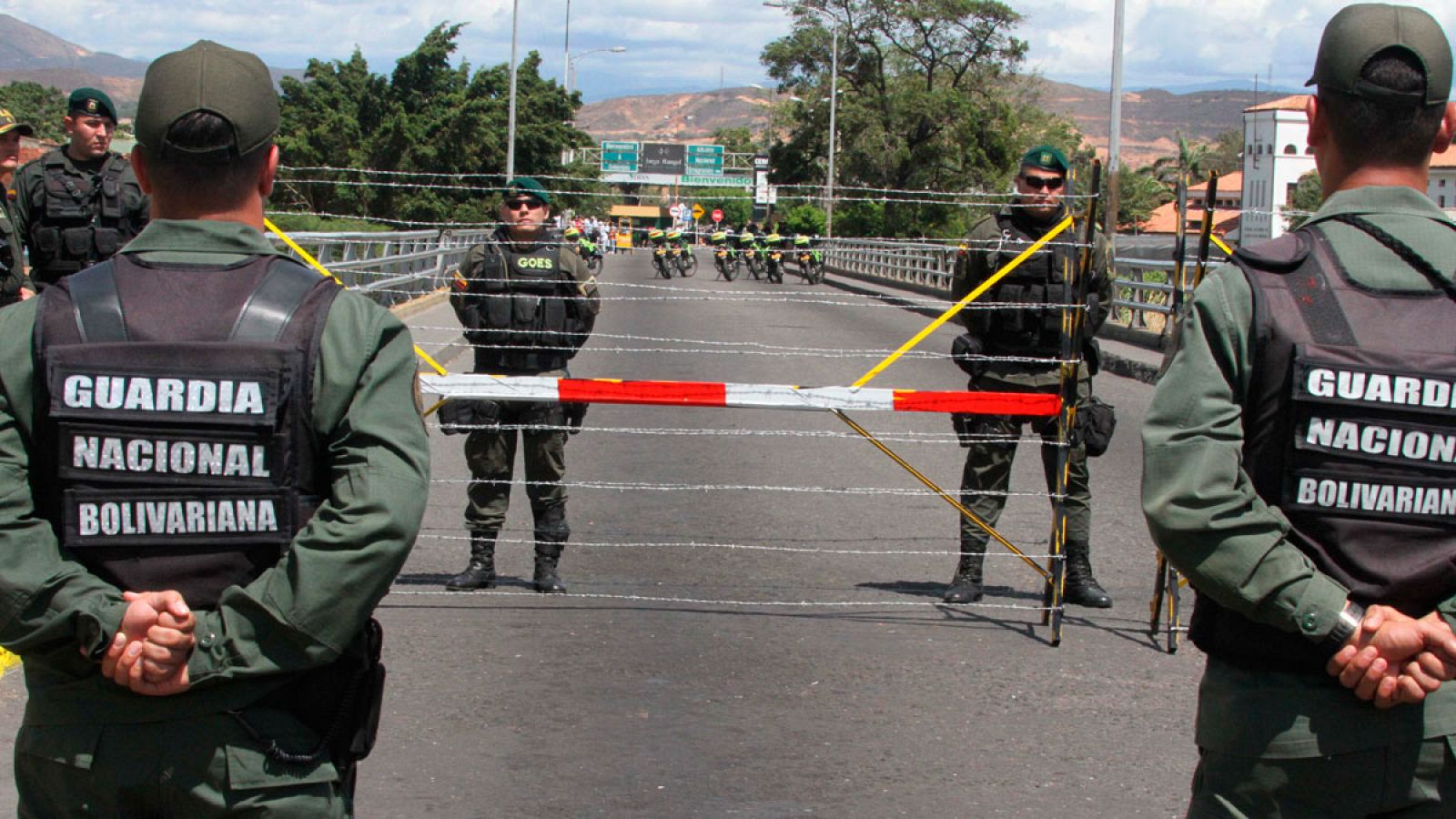 Oficiales de la Guardia Nacional Bolivariana custodian la frontera colombo-venezolana.
