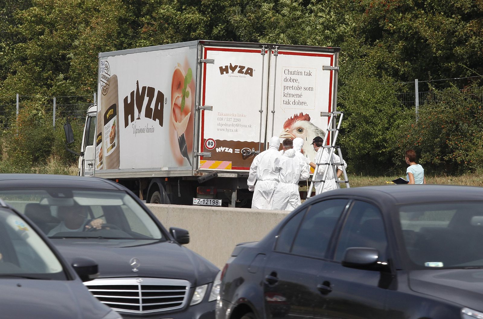 Un equipo de forenses examina el camión donde murieron 71 refugiados en Austria.
