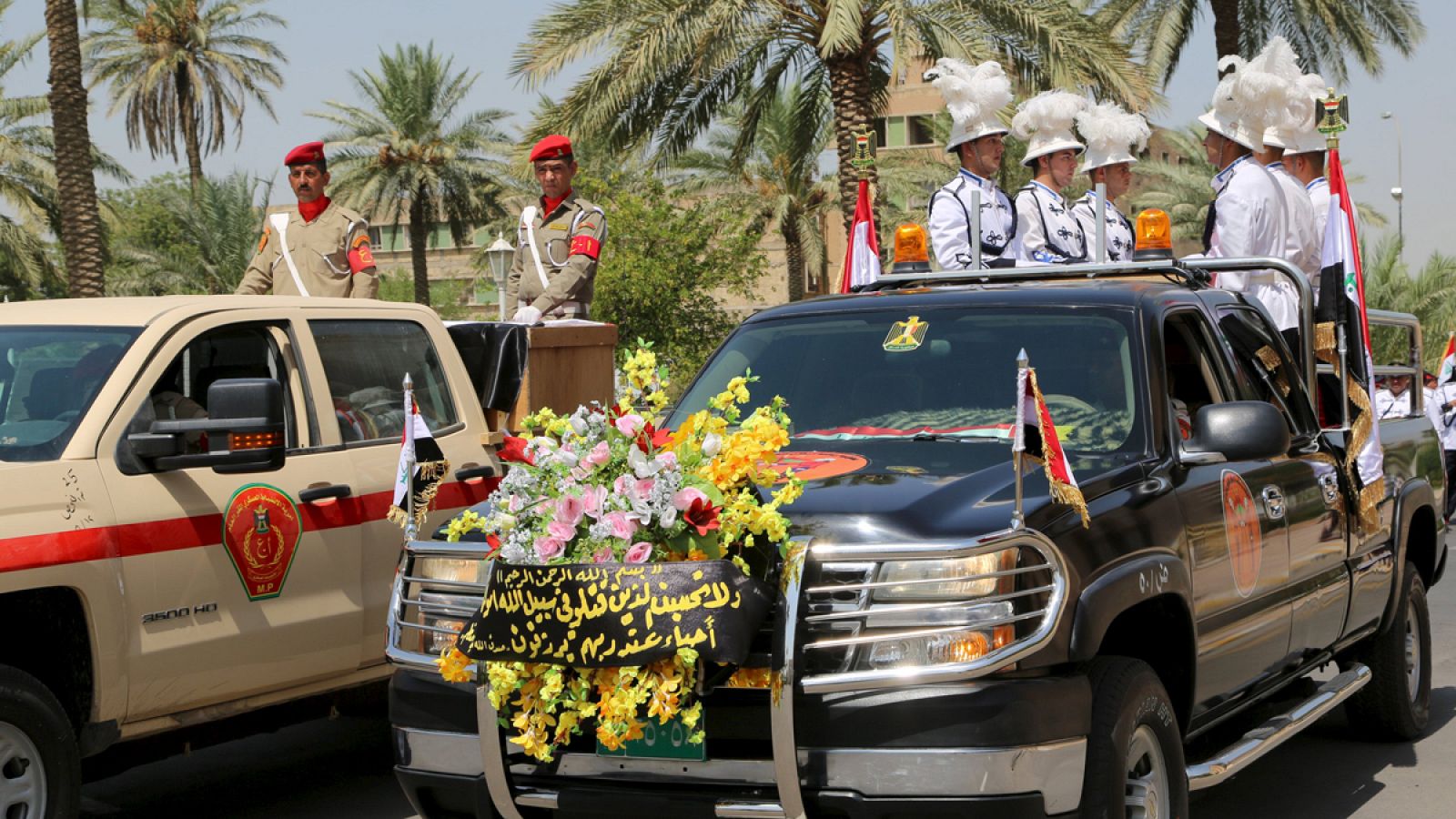 Un vehículo transporta el féretro de los altos cargos militares asesinados por el Estado Islámico en un ataque con un coche bomba
