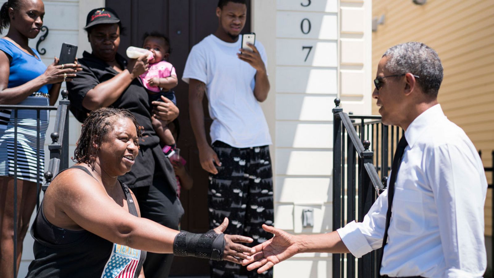 El presidente de EE.UU., Barak Obama, saluda a los vecinos de Nueva Orleans durante su visita a la ciudad por la conmemoración del décimo aniversario del huracán 'Katrina'.