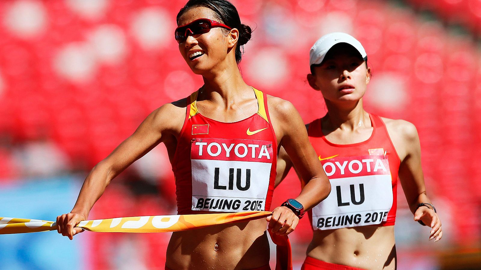 Hong Liu y Xiuzhi Li alcanzan la meta de los 20 km. marcha en Pekín.