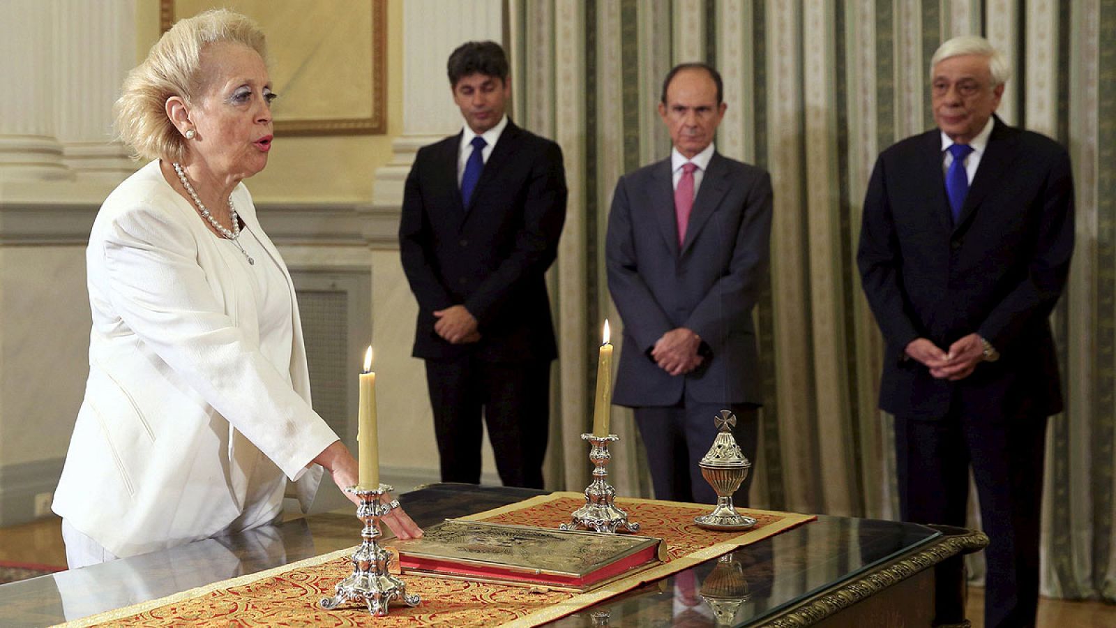 La primera ministra interina de Grecia, Vasilikí Zanu, durante el juramento de su cargo