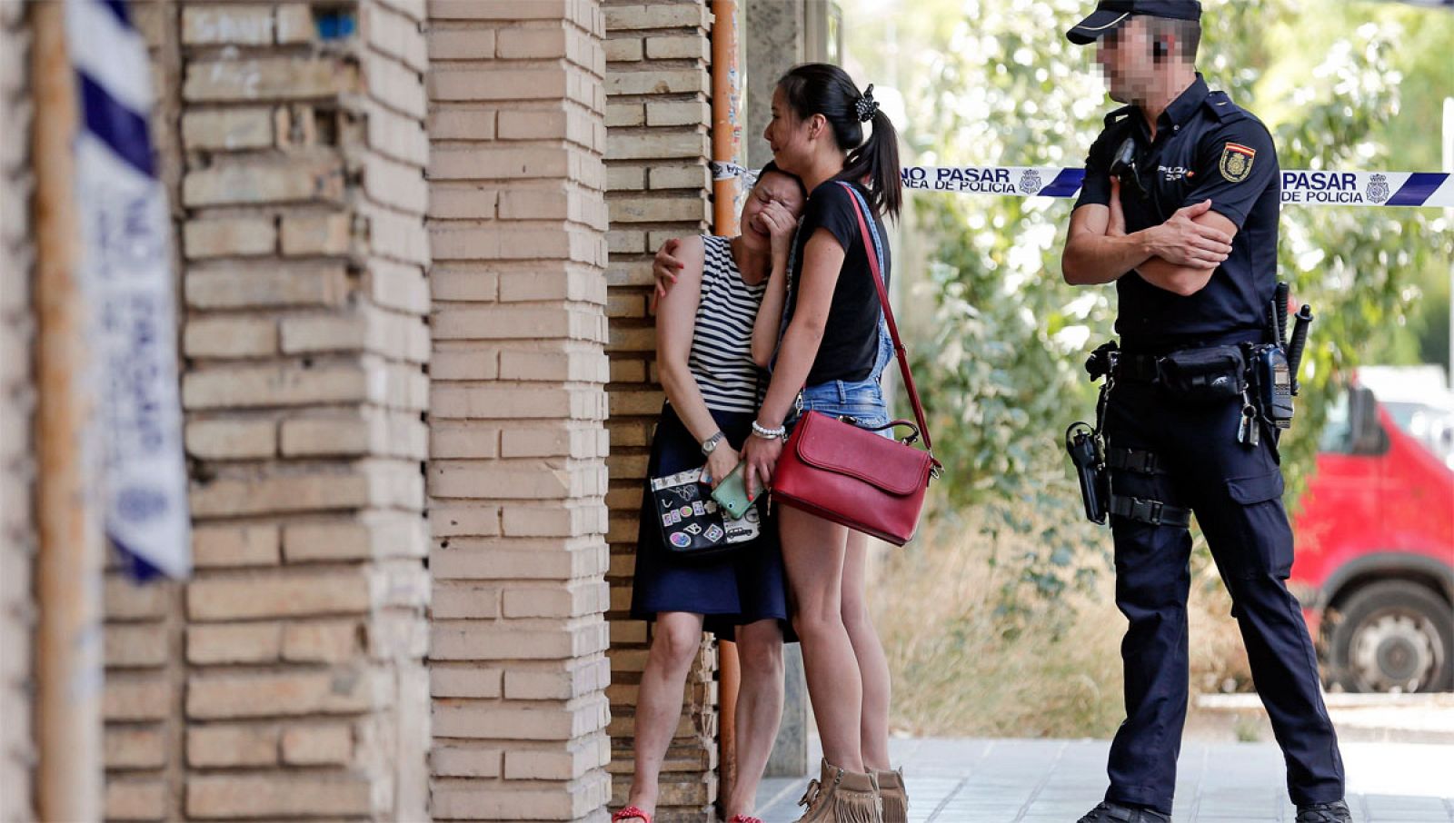 Entrada del domicilio en Valencia donde se han encontrado los cadávers de una mujer y una niña.