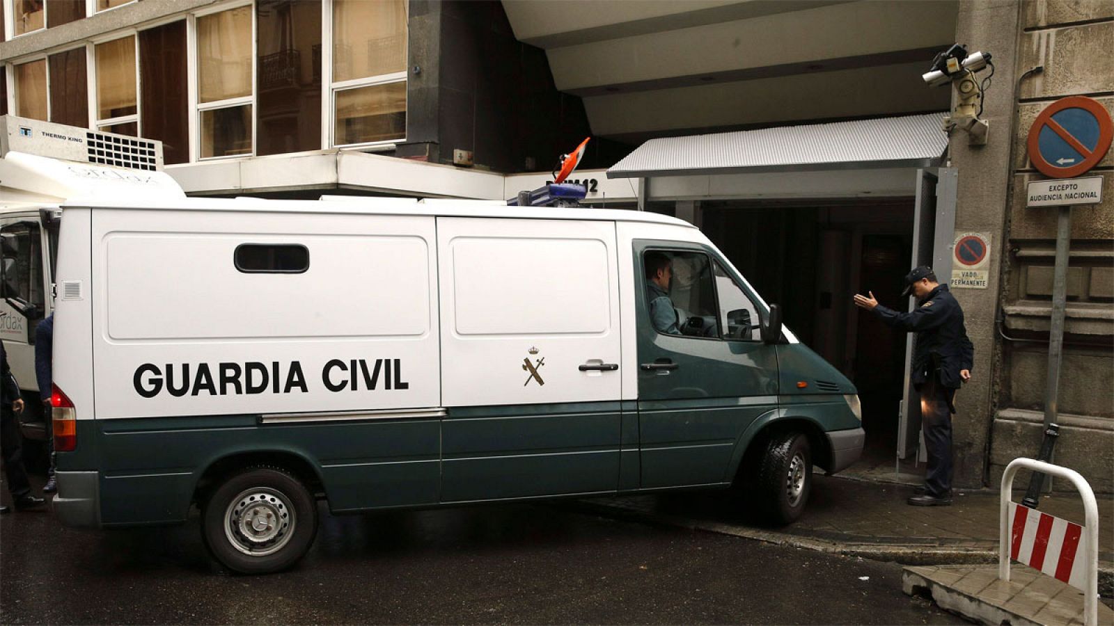 Una furgoneta de la Guardia Civil entra en la sede de la Audiencia Nacional, en Madrid.