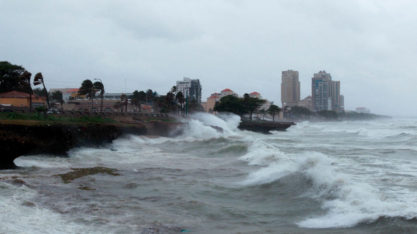 Fuerte oleaje en el Malecón de Santo Domingo provocado por la tormenta tropical Erika a su paso por Santo Domingo.