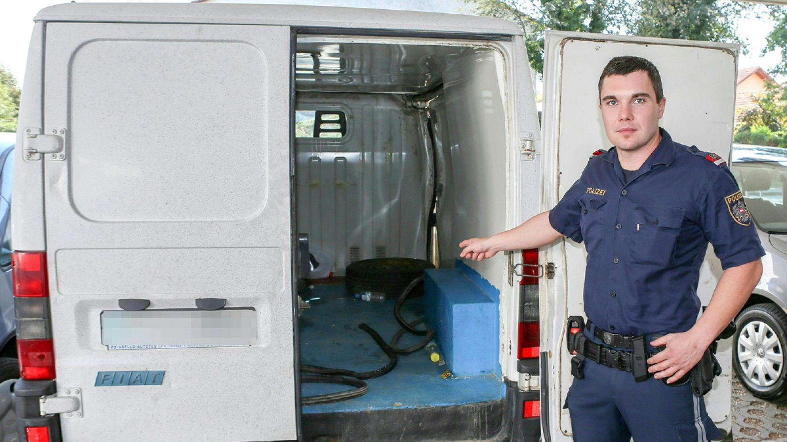 Un inspector de policía austriaco muestra la camioneta en la que viajaban los 26 migrantes