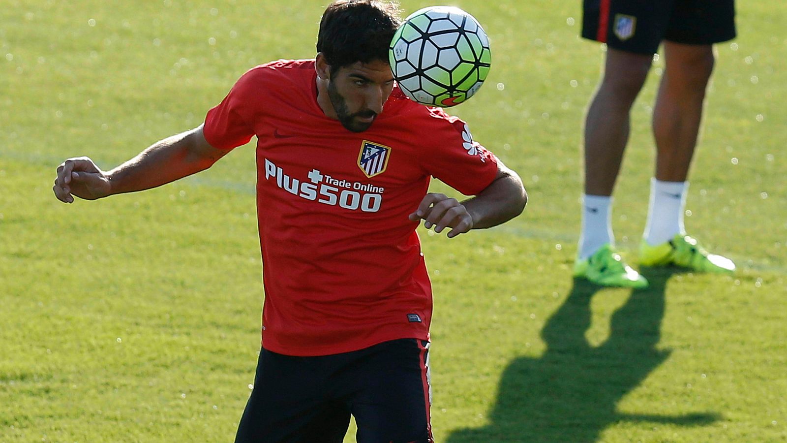 Raúl García, en un entrenamiento con el Atlético.