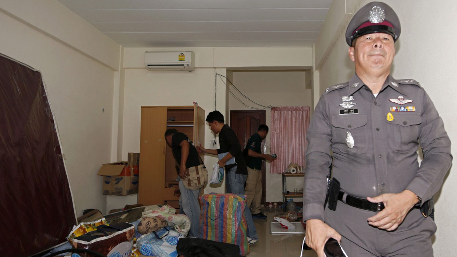 La policía tailandesa registra la habitación donde presuntamente se alojaba el primer detenido por el atentado
