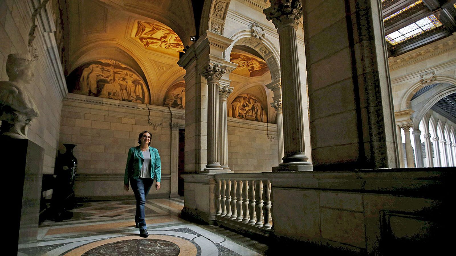 La alcaldesa de Barcelona, Ada Colau, en los pasillos del Ayuntamiento de la Ciudad Condal