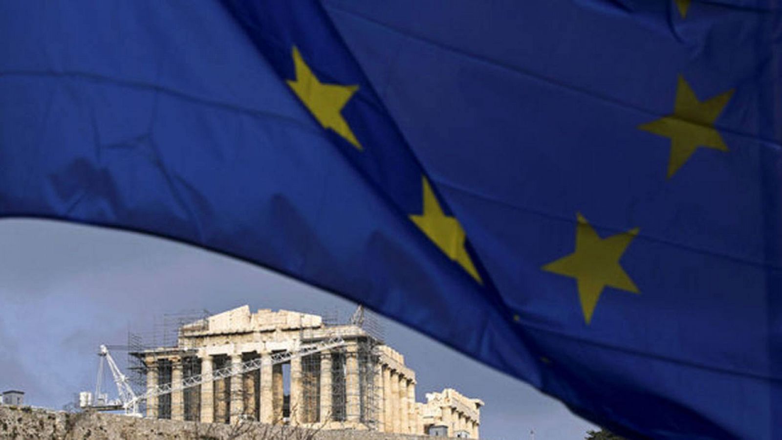 Una bandera de la Unión Europea ondea sobre el Partenón