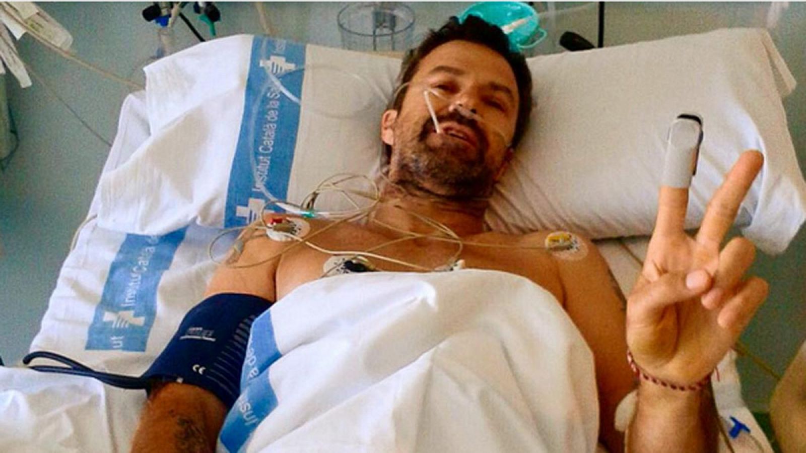 Pau Donés, cantante de Jarabe de Palo, en una cama del hospital Vall d'Hebron de Barcelona, que él mismo ha subido a la red social Instagram.
