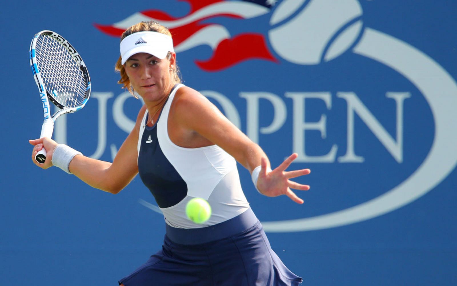 Muguruza devolviendo la pelota durante su partido de debut en el US Open