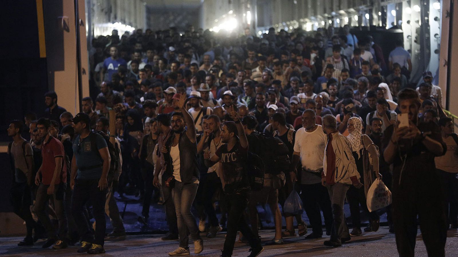 Refugiados sirios desembarcan en el puerto del Pireo, en Atenas, provenientes de la isla de Lesbos