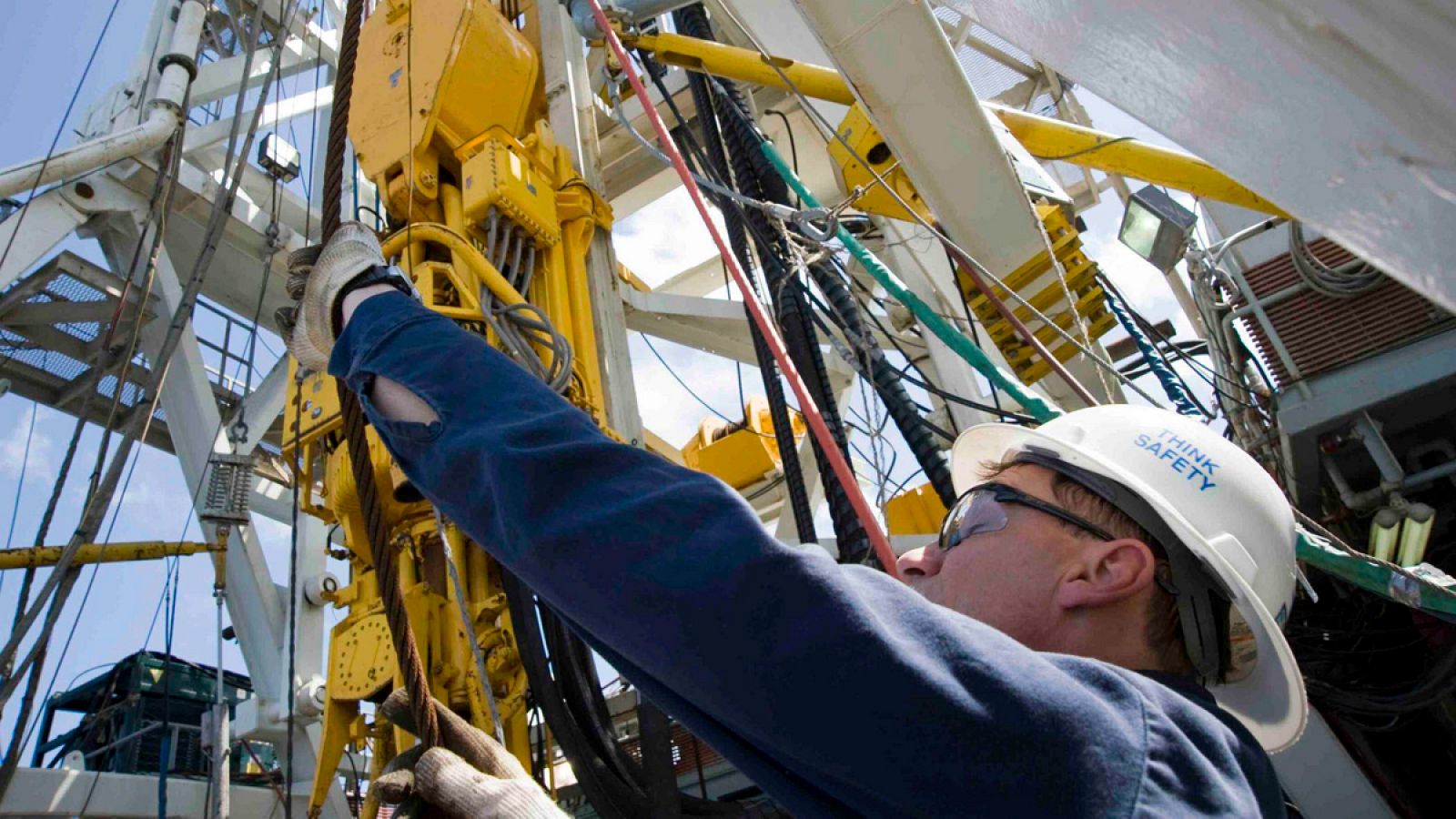 Un operario de Shell trabaja en una plataforma petrolera