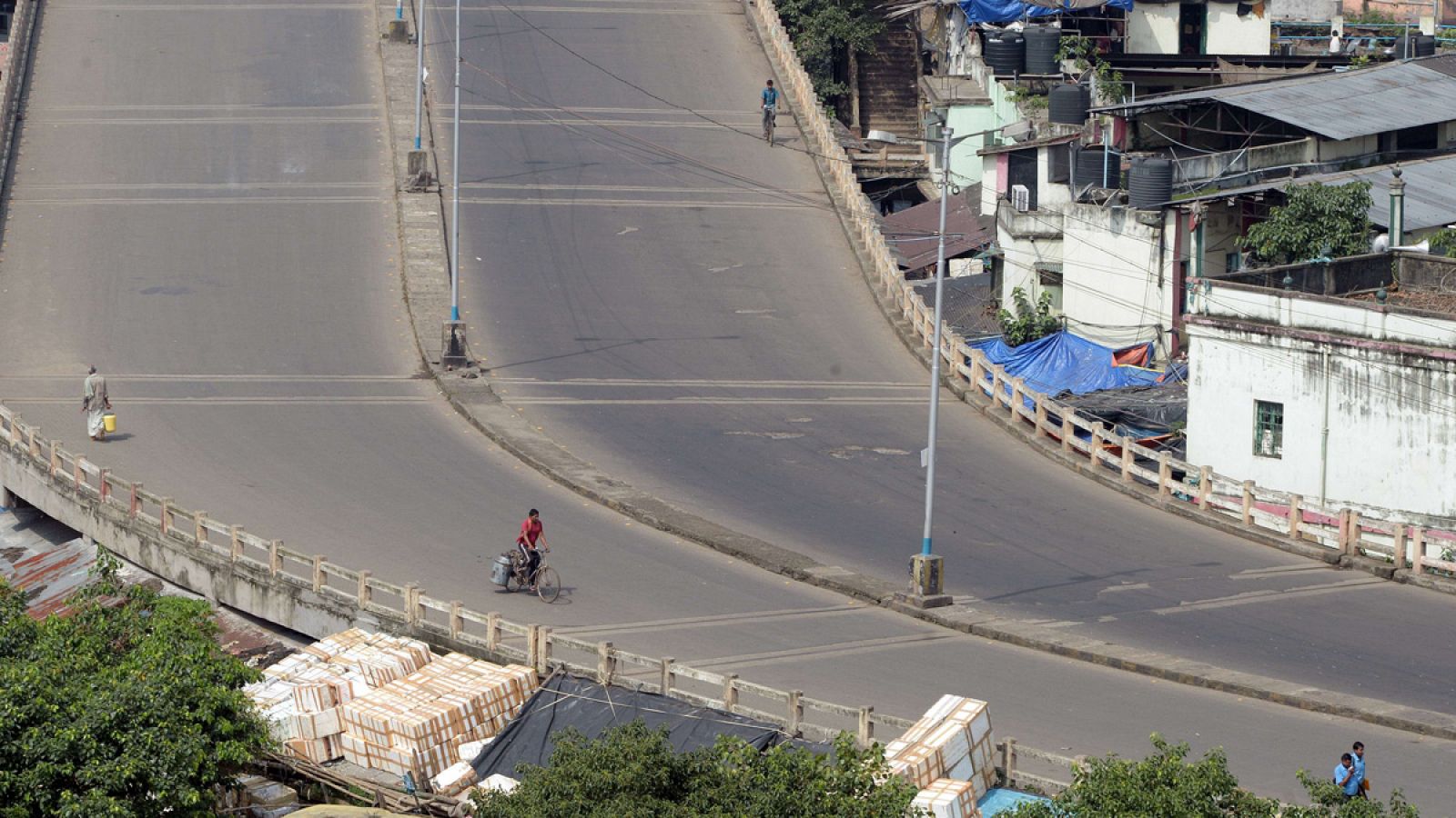 Carretera semivacía en la ciudad de Calcuta