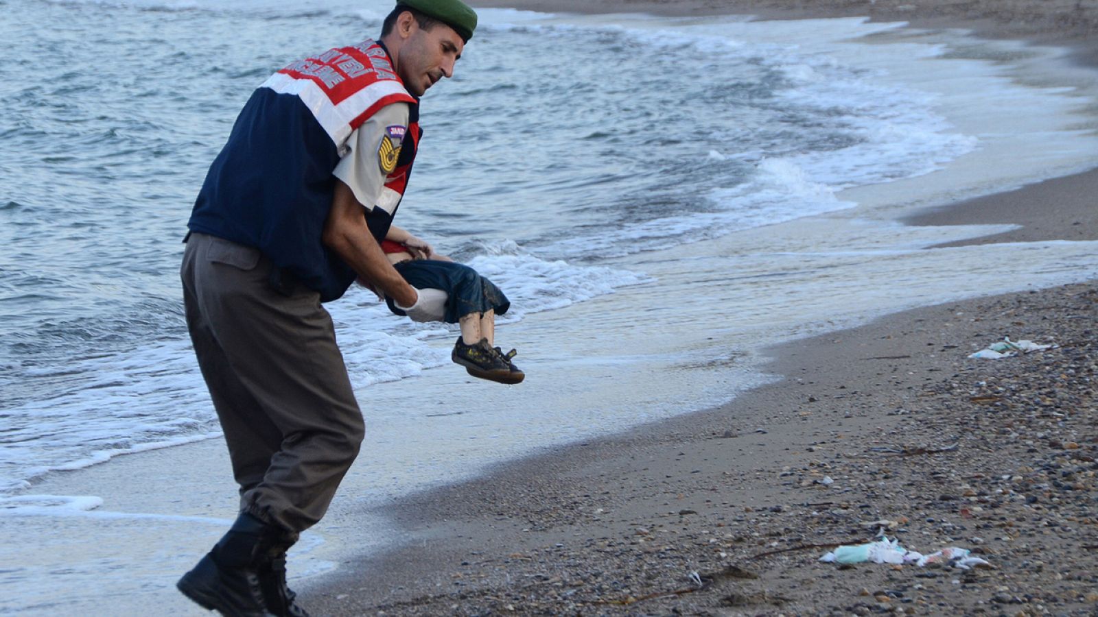 Un policía turco recupera el cuerpo del pequeño Aylan