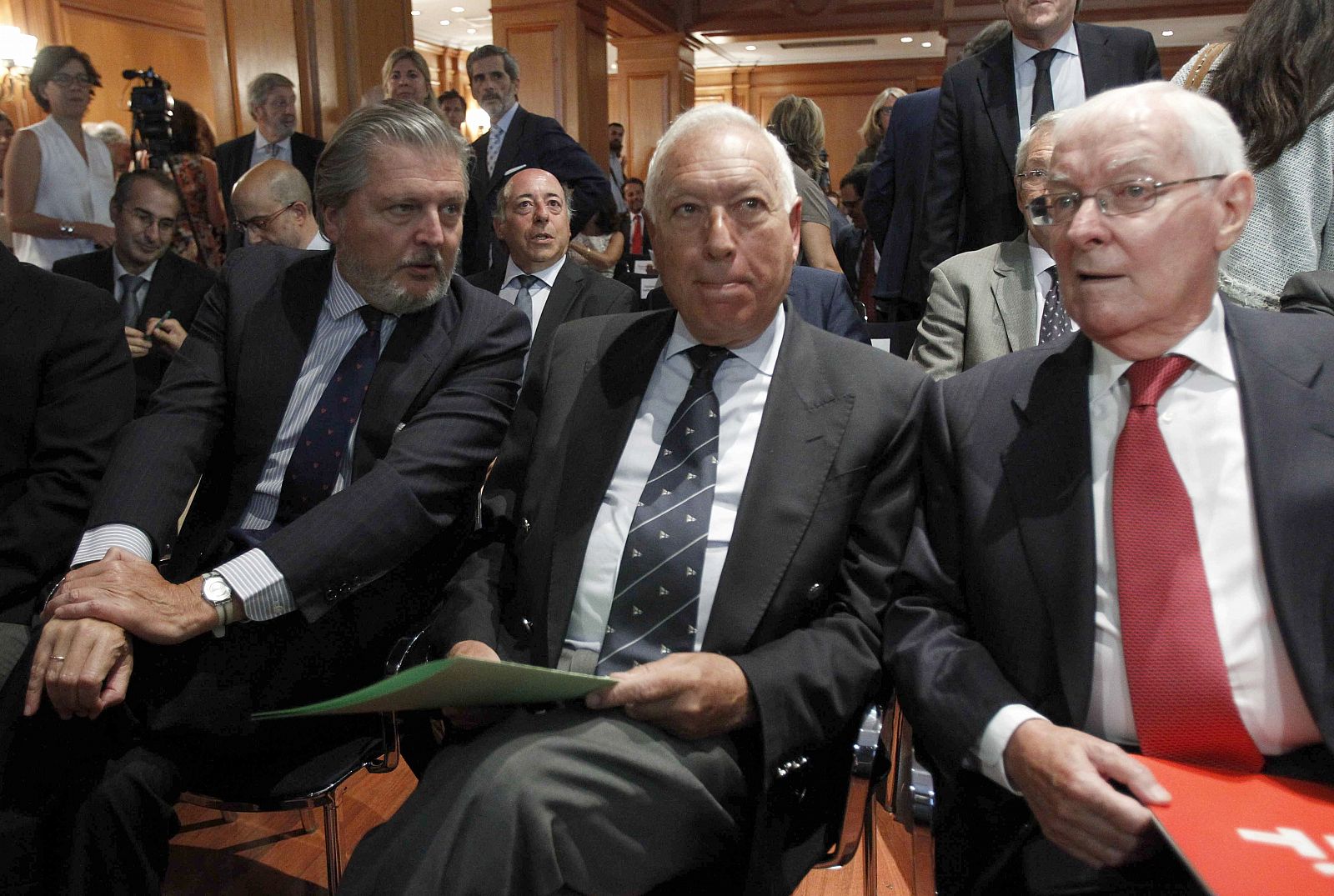 El ministro de Asuntos Exteriores, José Manuel García Margallo, en el centro, con el de Educación, Íñigo Méndez de Vigo, y el director del Instituto Cervantes, Víctor García de la Concha.