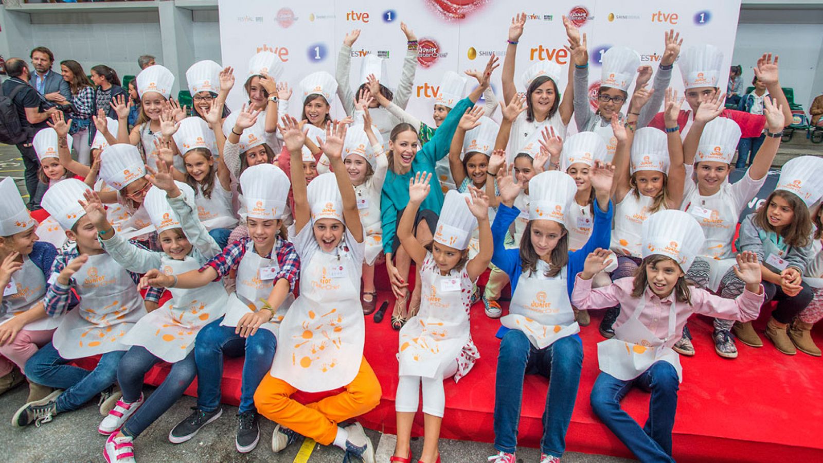 Eva juega con los niños asistentes a la chocolatada en el FesTVal de Vitoria.